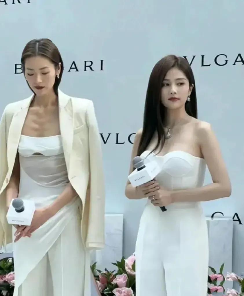 瘦成一道闪电的刘雯真的不适合当模特了，还不如她身边的主持人小姐姐。
名模刘雯身高