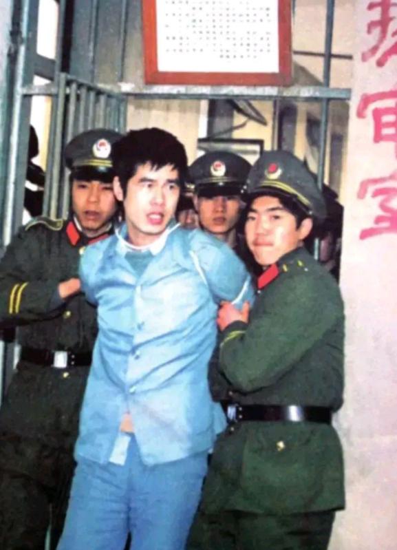 历史老照片：
“莫伸手，伸手必