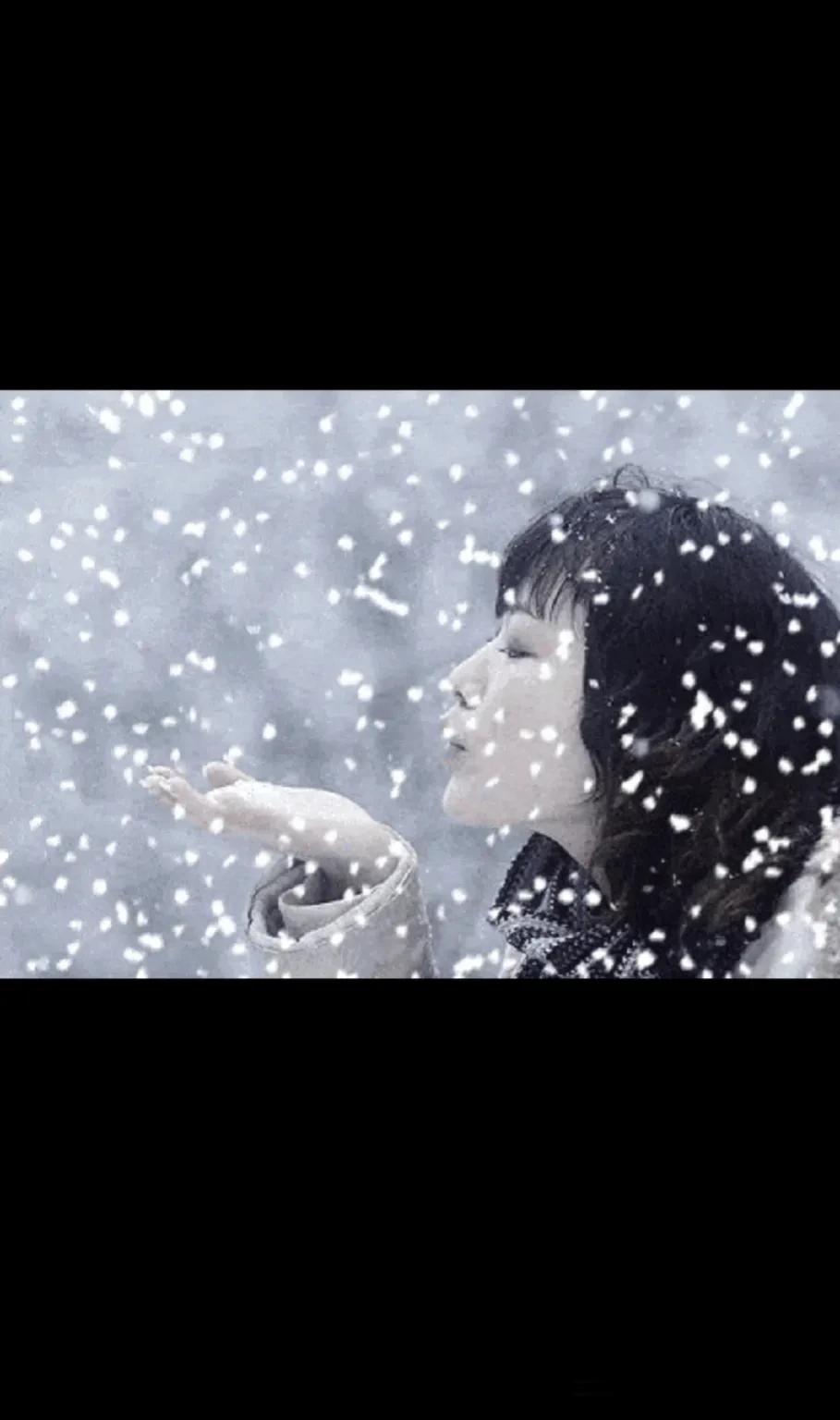 “他朝一日同淋雪，也算今生共白头。”这是我最喜欢的一句诗。我曾经深爱过一个姑娘，