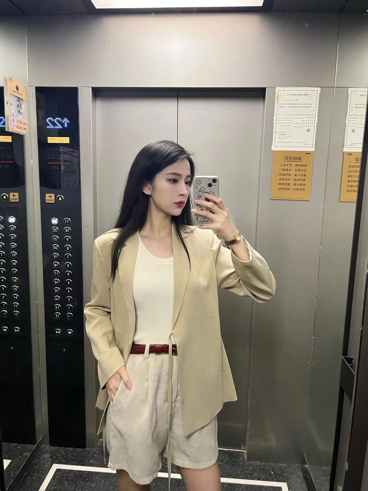 春季最适合什么外套？那毫无疑问是小西装了~
小西装颜色推荐：春季最适合的当然是浅