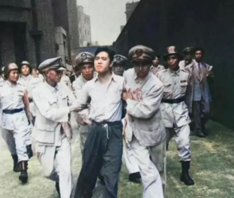 #历史那些事[超话]#1948年9月30日，上海，王孝和被国民党军警扣押，前往刑
