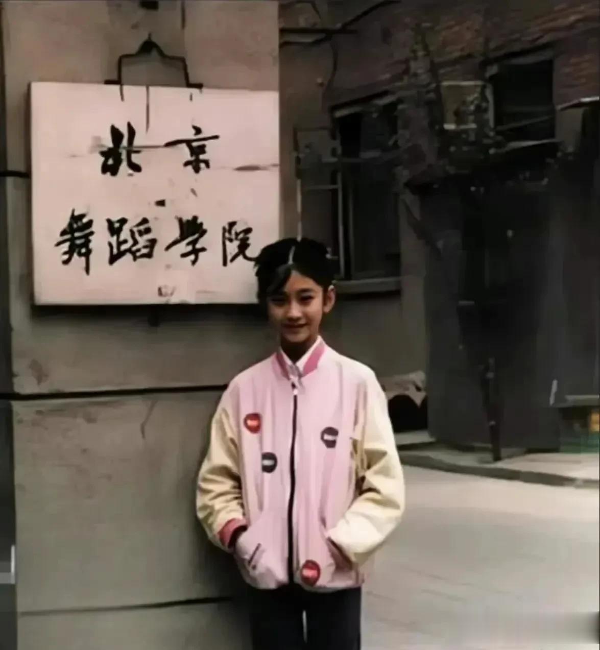 不得不承认，李小冉真的天赋异禀

从小就可以看出，她的身材就是为跳舞而生，头小脸