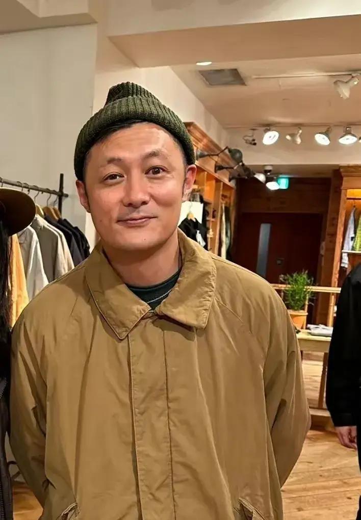 天啊，这竟然是香港明星余文乐！
当年他可是著名的大帅哥！
怎么现在竟然变成了大叔