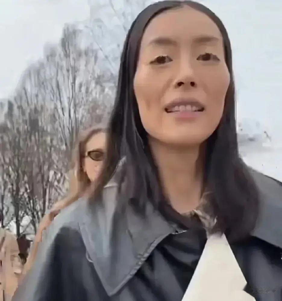 刘雯这个造型，是得罪了造型师吗？
这造型一言难尽[捂脸]

头发太服帖了，显得颧
