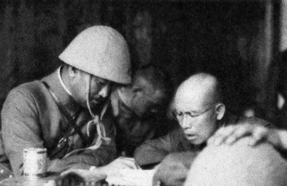 #历史那些事[超话]#人在做，天在看！这张侵华日军的老照片，拍摄于1937年8月