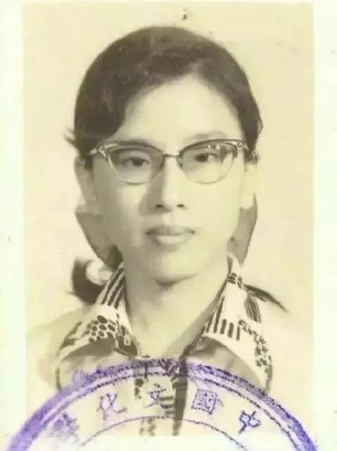 洪秀柱女士年轻时留影。

论其人，慷慨激昂，不逊须眉；观其字，堂堂正正，铁画银钩