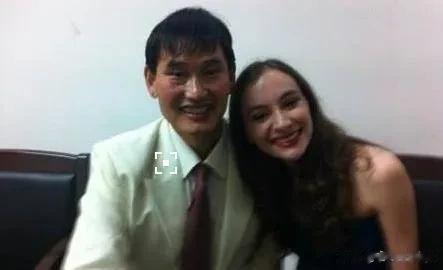 3月24日，大衣哥朱之文突然引发网友热议。不过这次不是因为儿子朱丹薇结婚，也不是