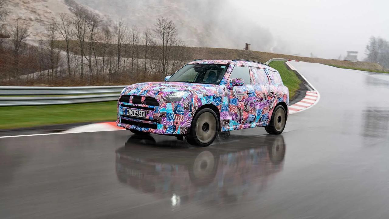 全新 MINI Countryman EV 官方谍照曝光，搭载 64.7 千瓦时