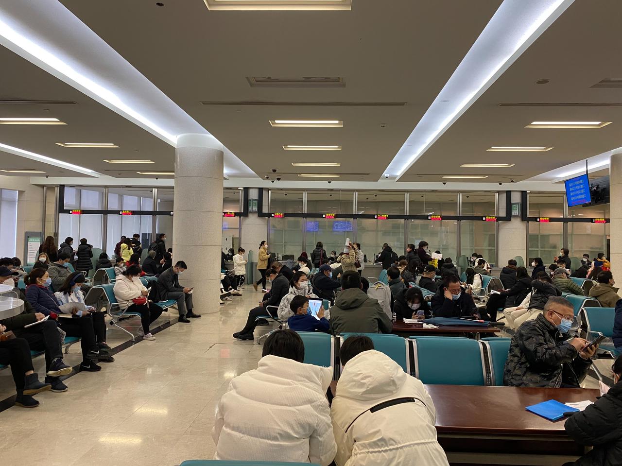 上午11点半（11:30应该是上午截止午休的时间）在上海浦东出入境管理局大厅办完