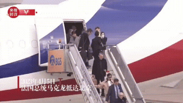 巩俐夫妇乘坐法国总统专机回国

4月5日，据相关媒体报道，国际女星巩俐和老公让·