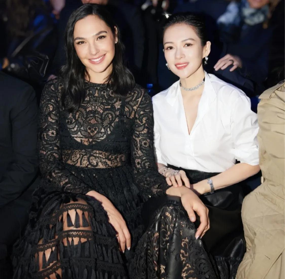 章子怡和神奇女侠合影，竟然比神奇女侠还要美一点，美在她比神奇女侠白，比神奇女侠脸