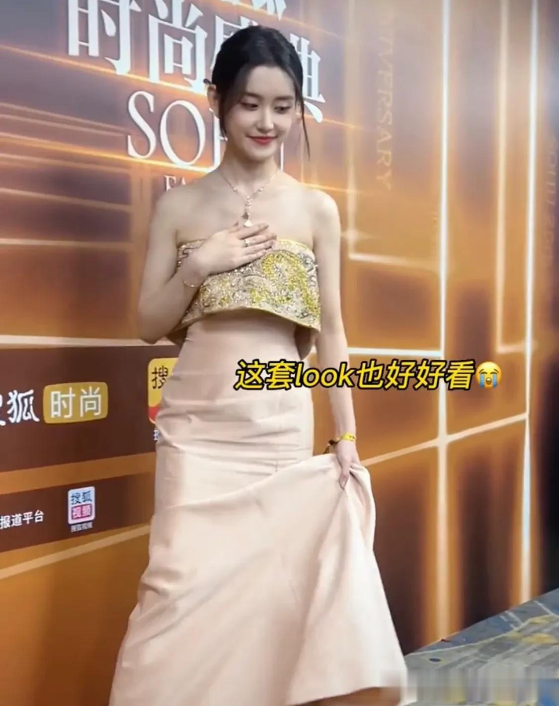蒋依依真的太美了，全身上下白到发光，笑起来好明媚[呲牙][呲牙][呲牙]我觉得她