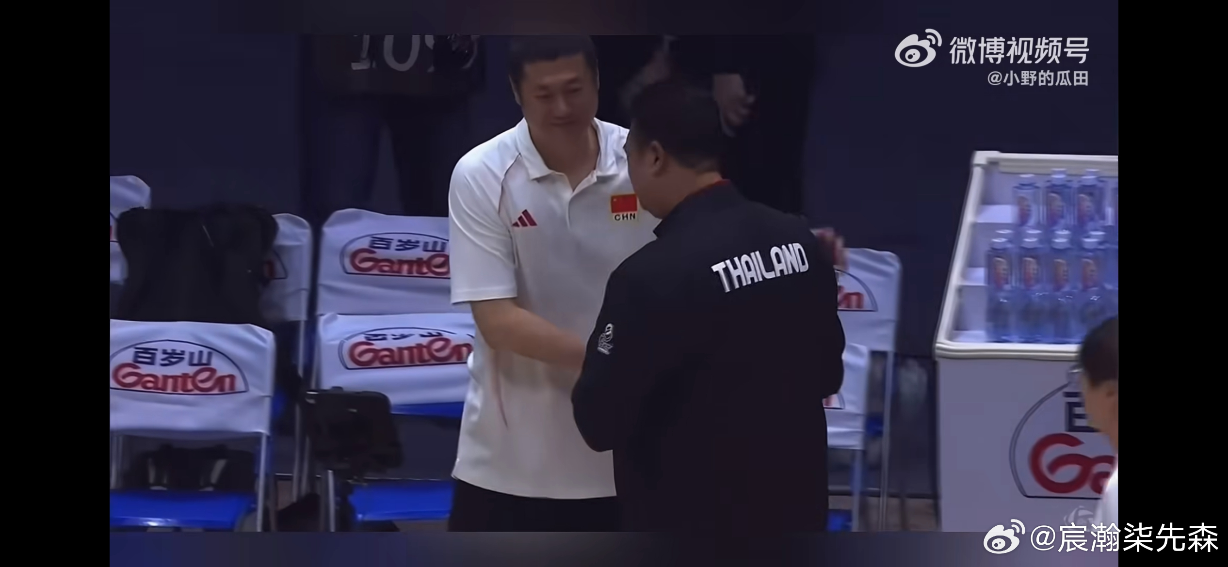 七问中国女排主教练赵勇： 1️⃣对副攻的使用，既然决赛没打算用陈厚羽...
