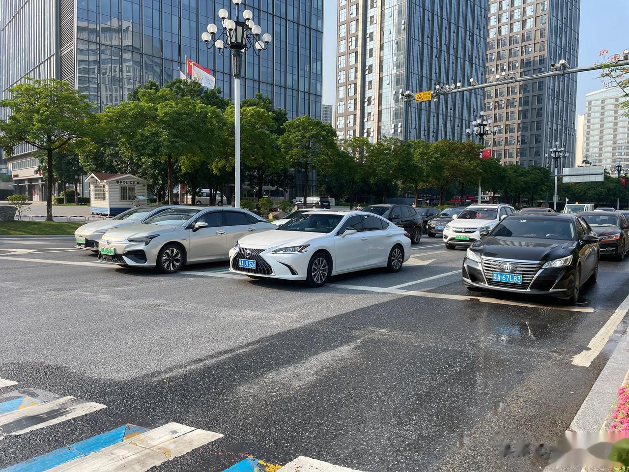 坐标一线城市广州，现在等红绿灯可以看到新能源汽车的绿牌多起来了，这几年对新能源汽