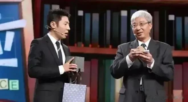 一次，有位80多岁的清华老教授对撒贝宁说：“我认识你，你不认识我。”不料，撒贝宁