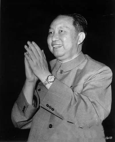 熟悉华国锋履历的人通常会知道，华国锋无论是在地方上还是在中央，他主要都是分管文教