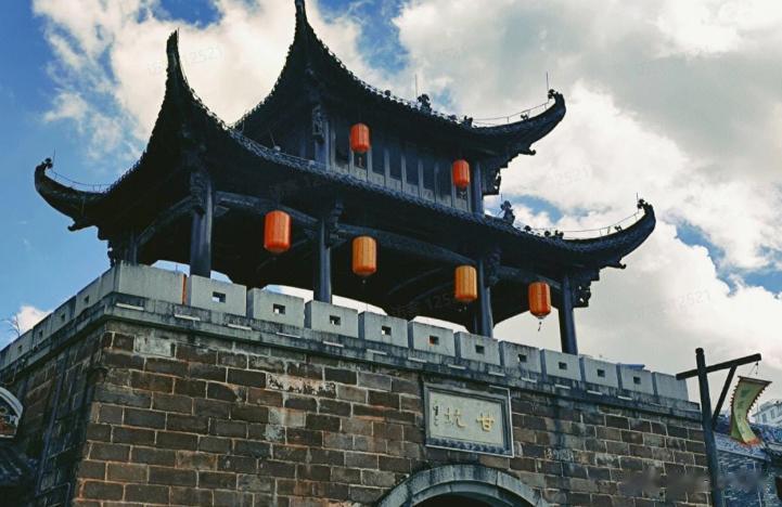 深圳这个词语最早记载于明永乐八年(1410)，当地的方言俗称田间的水沟为“圳”，