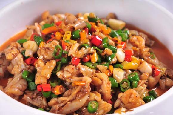 中午做饭，今天吃牛蛙，都剁好了，准备好青红辣椒和蒜，就是找不到姜。厨房，阳台，各