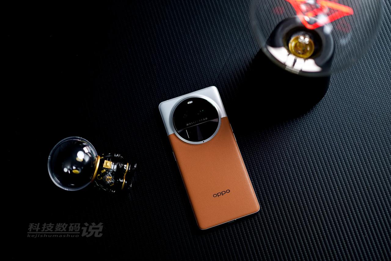 OPPO Find X6 Pro大漠银月
​棕色素皮和银色金属拼接
​质感和颜值
