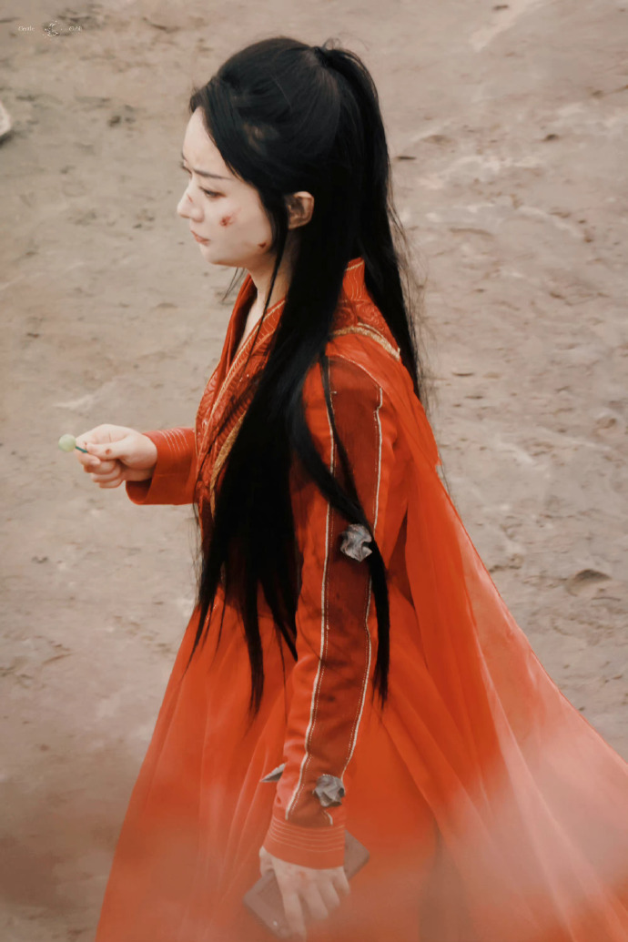 #赵丽颖与凤行吃棒棒糖饭拍#赵丽颖新剧《与凤行》饭拍路透~一袭红衣的沈大人，战损