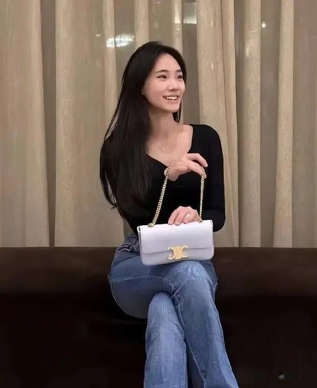 为了出道出名，这番操作也真是没谁了！

近来小S的二女儿频频露脸，不断造势，打着