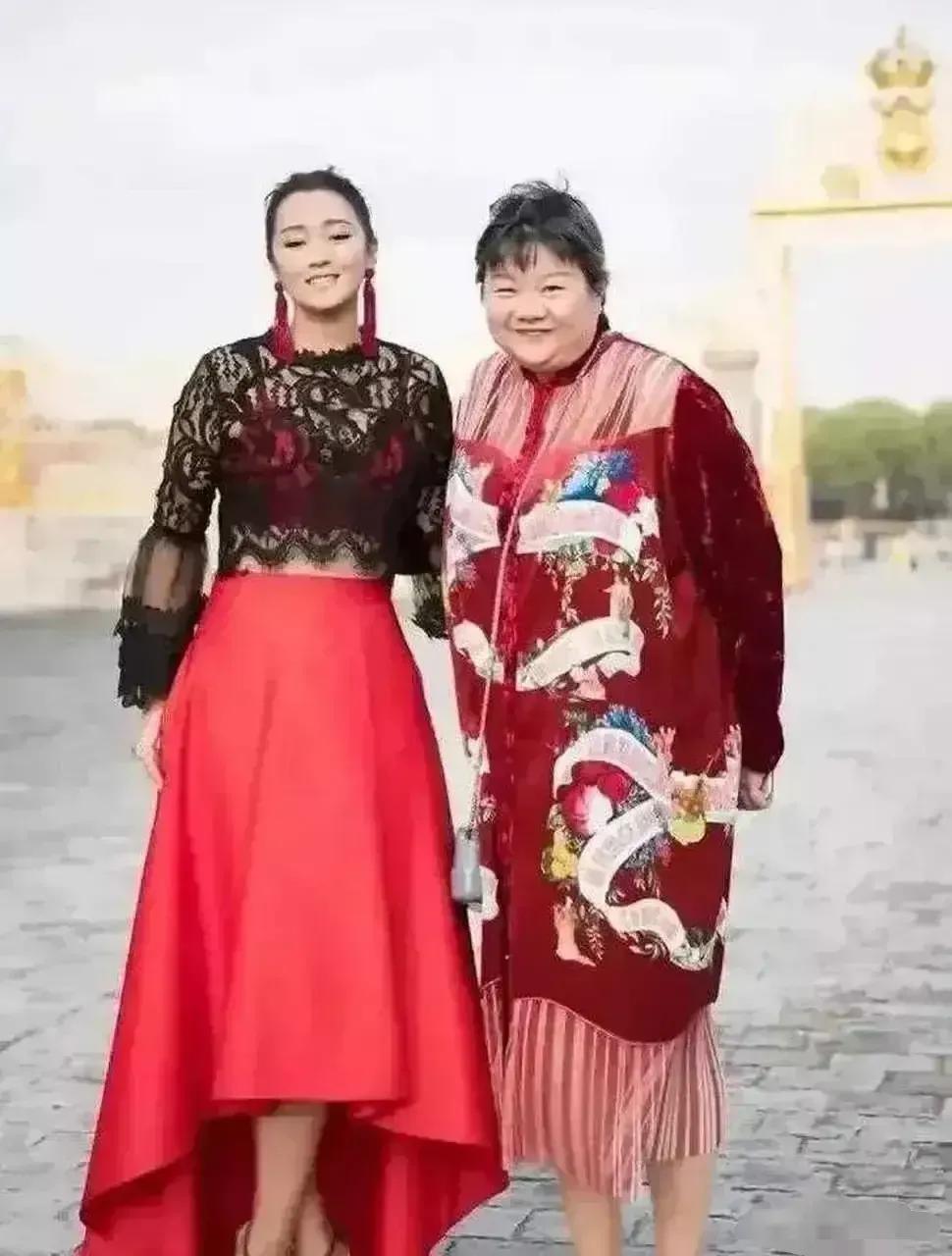 巩俐和名门痞女洪晃的昔日合影，完美的诠释了惊世容颜和有趣的灵魂一样让人尊敬!

