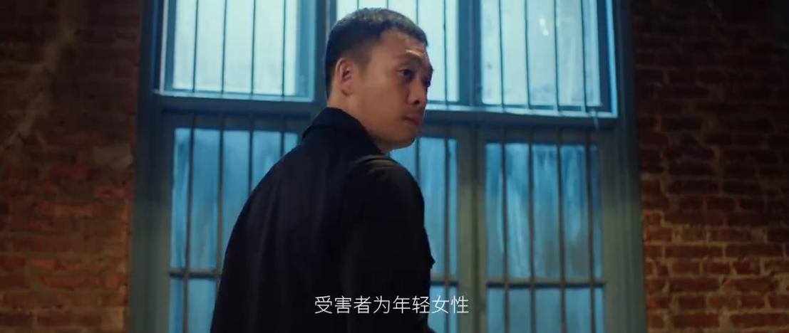 张译新片《他是谁》的预告很刺激，但是这熟悉的发型，还有点眼熟的皮衣。
这是安欣在
