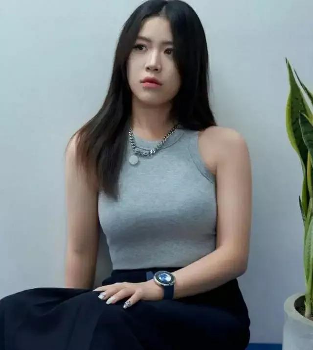 杨倩性感照惹争议，化妆浓艳搭配前卫，气质不输明星。

运动员为国而战，不欠任何人