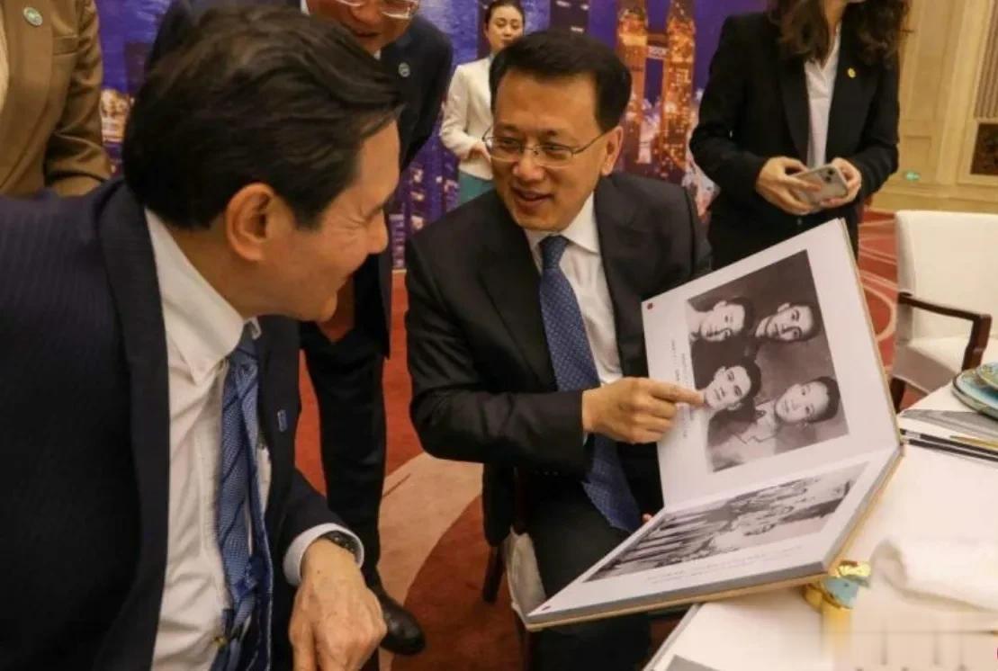 
马英九4月3日晚上接受中共中央政治局委员、重庆市委书记袁家军宴请时，袁家军突然