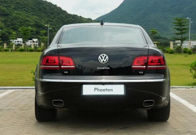 今天开车，同事说你要小心前面那辆大众，它下面带字母的哦！他说“不怕宝马和路虎，就