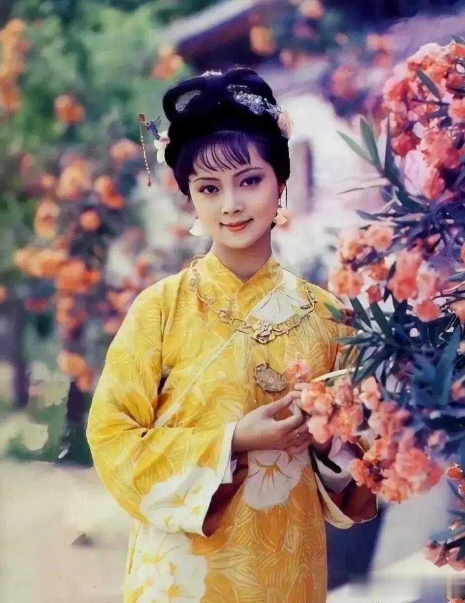 这一版《红楼梦》，你看过几遍？[惊呆]人物举手投足有年代感。服装、化妆、道具。配
