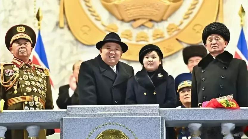 小公主，据C位。
金正恩携女儿和夫人出席朝鲜人民军成立75周年庆祝活动，从近来频