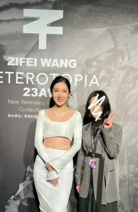 都美竹翻车了！明明是长脸，苹果肌下垂，皮肤蜡黄的普女，非要把自己修成大美女。

