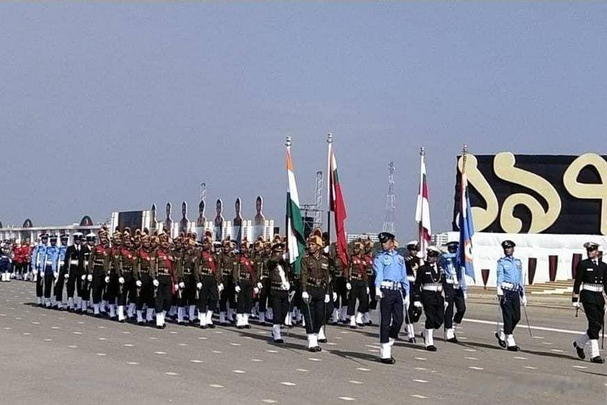 印度三军仪仗队参加孟加拉国独立日阅兵式。。