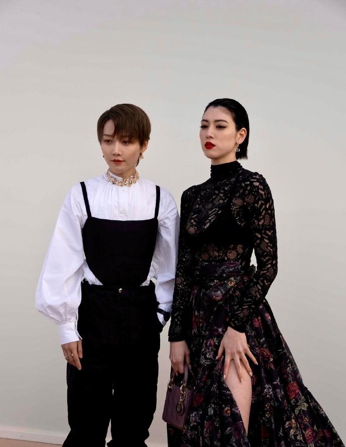  3月2日，日本演员三吉彩花晒出在巴黎时装周与刘雨昕的合影，并发文称：“中国的粉