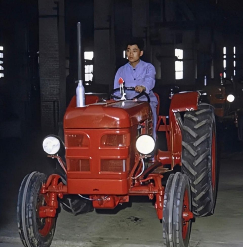 #历史那些事[超话]#1973年，河南洛阳，一名男子从容地开着第一拖拉机车制造厂