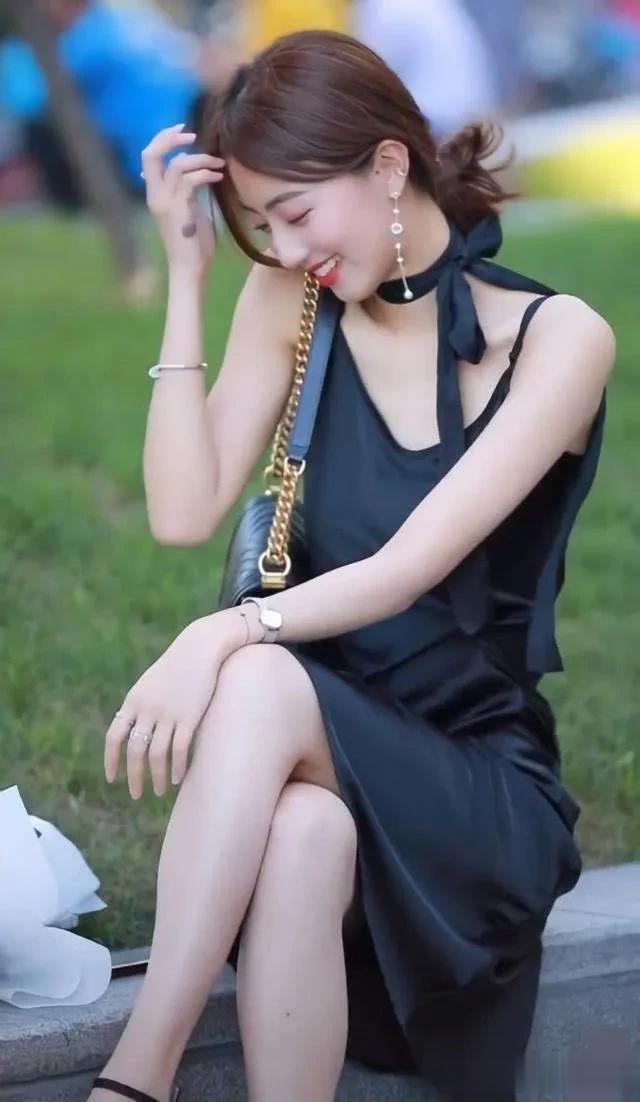 大叔箴言：每个男的在岁月里都存在对两个女人的幻想，一个是清纯，一个是风骚。男人娶