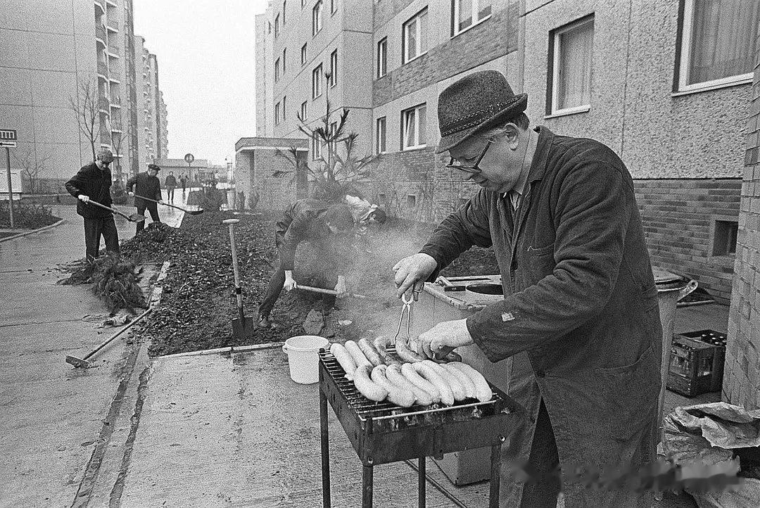 1986年，东德首都柏林恩斯特台尔曼公园新区的一位居民，利用星期六义务劳动期间为