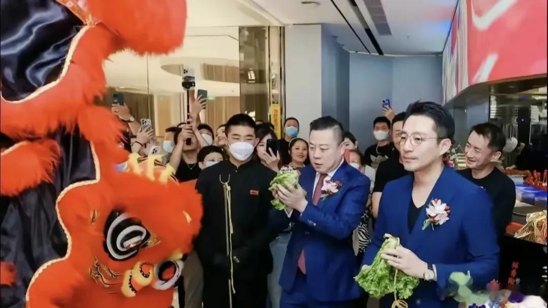 觉得汪小菲自从与大Ｓ离婚后，整个人成长了不少，他现在就是一门心思搞事业，整天全国