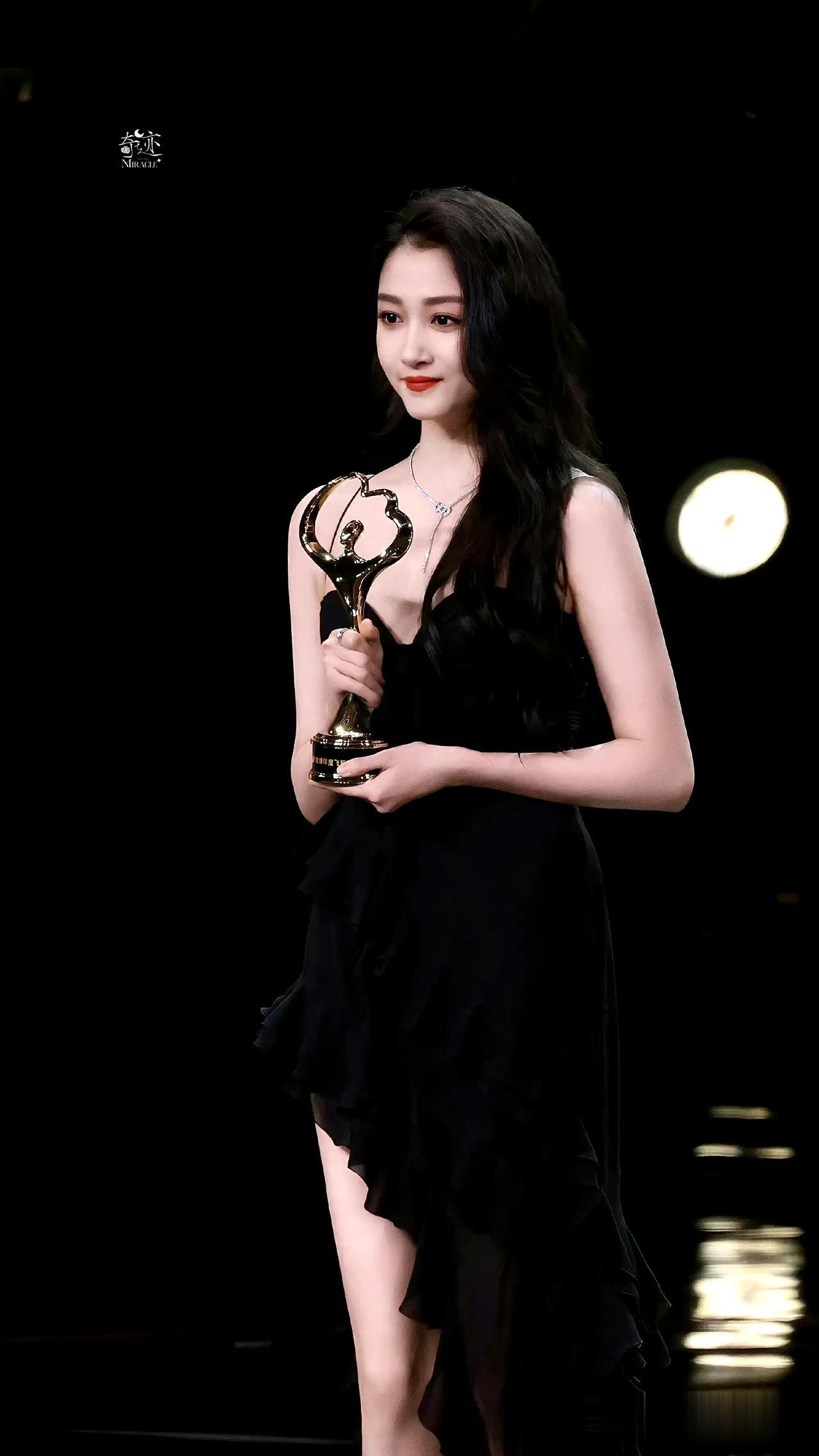 好身材就要秀出来，关晓彤深知这一点，内场领奖这一身简直是绝了，特别是站在台上领奖