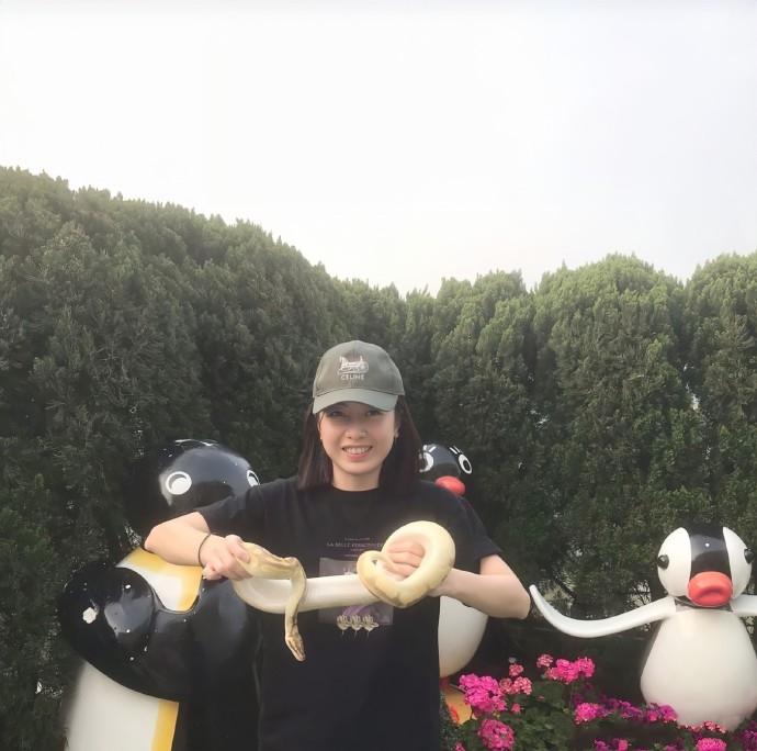 刘銮雄妻子甘比拿蛇出镜！看着就害怕！
近日有网友分享了豪门阔太甘比拿着一条蛇出镜