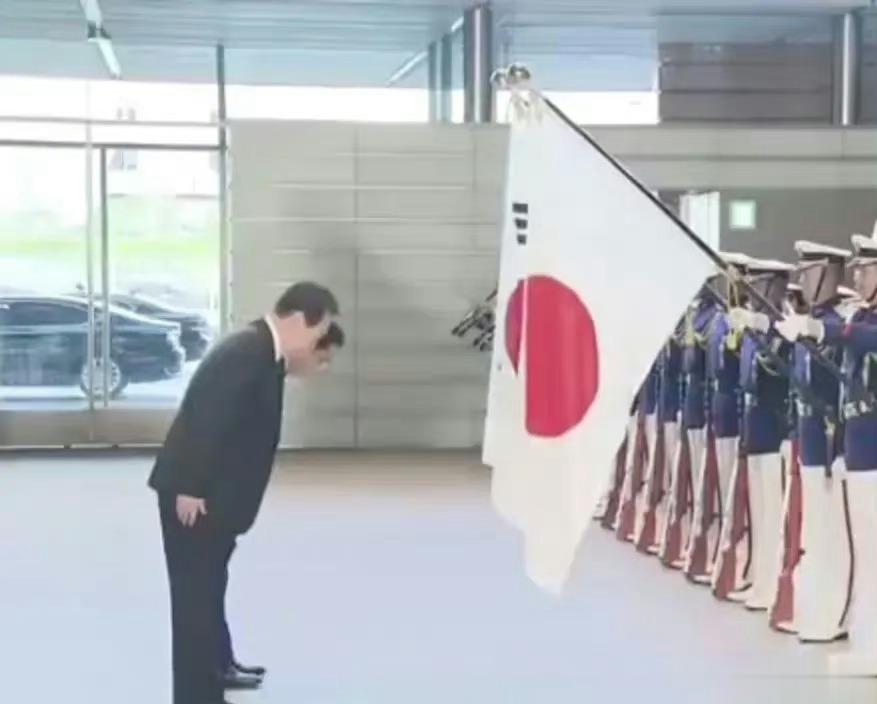 拍成这个角度，是故意的吧？ ​​​