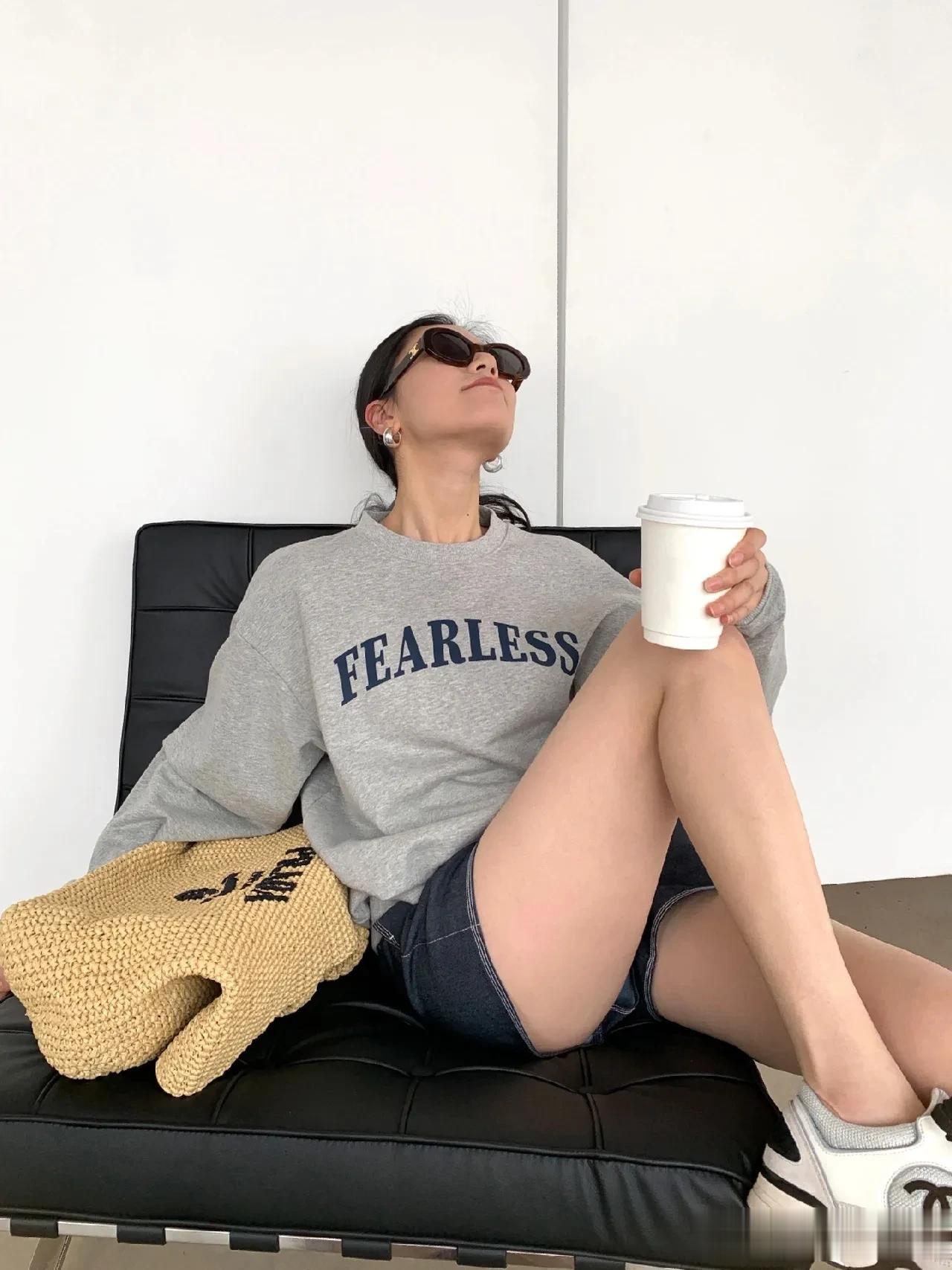 
干净又舒服的卫衣，还不挑人哦。
 
灰色卫衣
