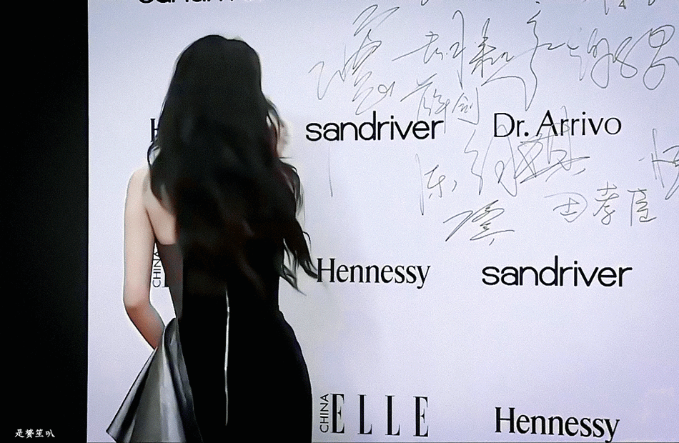 这是白鹿最出圈的一次红毯了吧，比微博之夜上的礼服裙好看多了！她的身材太好了，原来