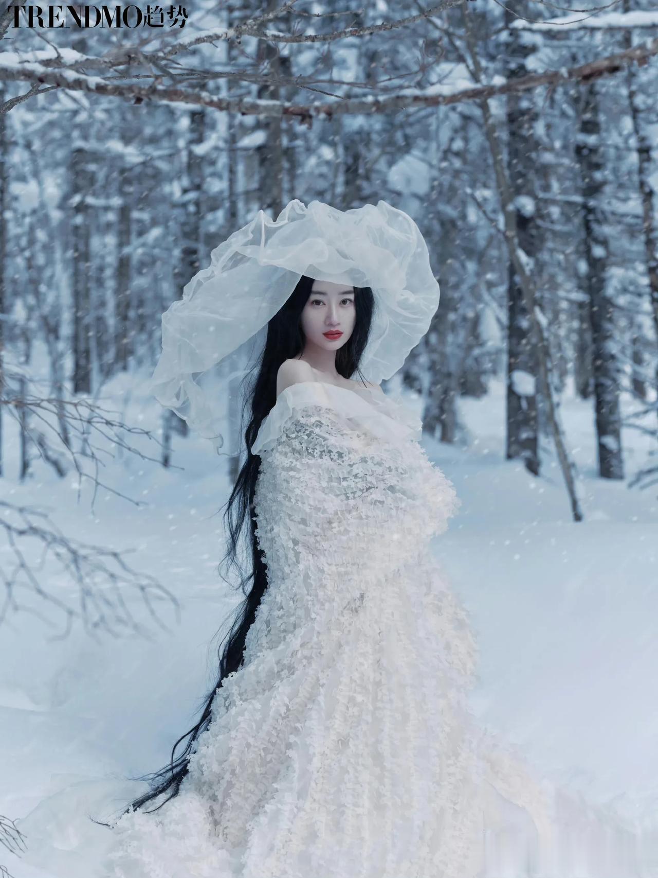 郭晓婷为Trendmo拍摄得这组大片，让我想到了《蜡笔小新》里有一集是关于“雪女