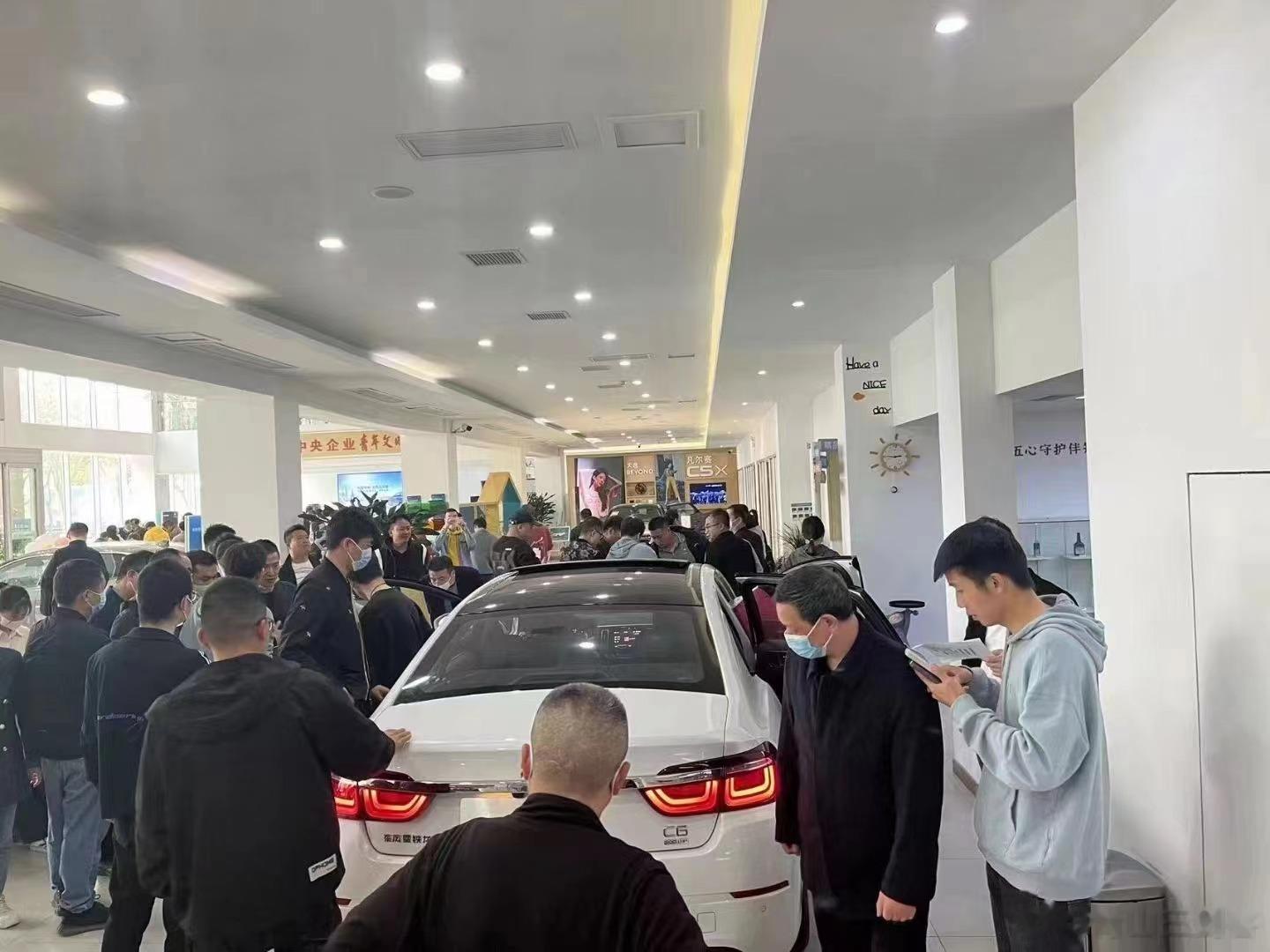 雪铁龙4S好久没试过这么多人了吧 ​​​