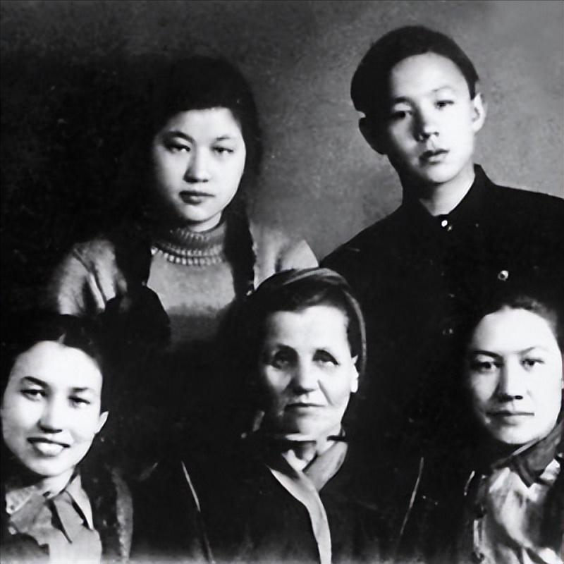 1937年4月20日，妻子从远处望见日本宪兵包围了丈夫的小铺，她强作镇静走进小铺
