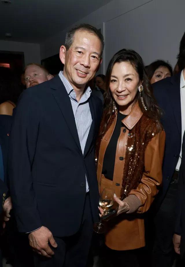 杨紫琼亮相鸡尾酒会，穿复古套装太震撼，60岁再次翻红成“影后”！

60岁的杨紫