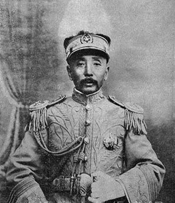 张作霖闲暇时，喜欢找人上门说书，不外乎三国、水浒、西游、三侠五义之类，还有个习惯
