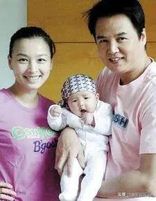 还记得被称为“最丑的第二代”的张庭的女儿林佳陵吗？张婷和林瑞阳出事后，他们的女儿